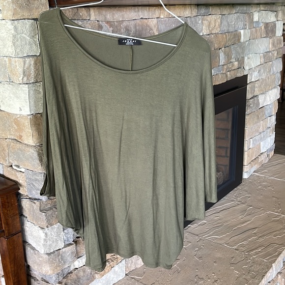 Beautiful green ladies medium top dolman sleeves Made by Johnny. Never worn NWOT - Picture 4 of 6